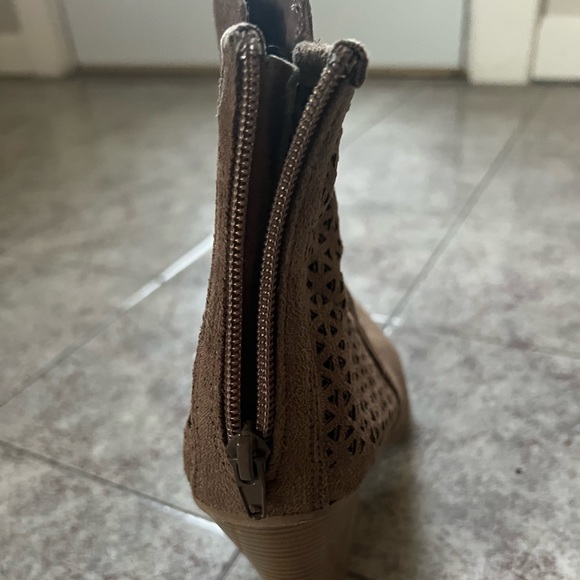 Size 6 1/2 womens bootie with heel - Picture 5 of 5